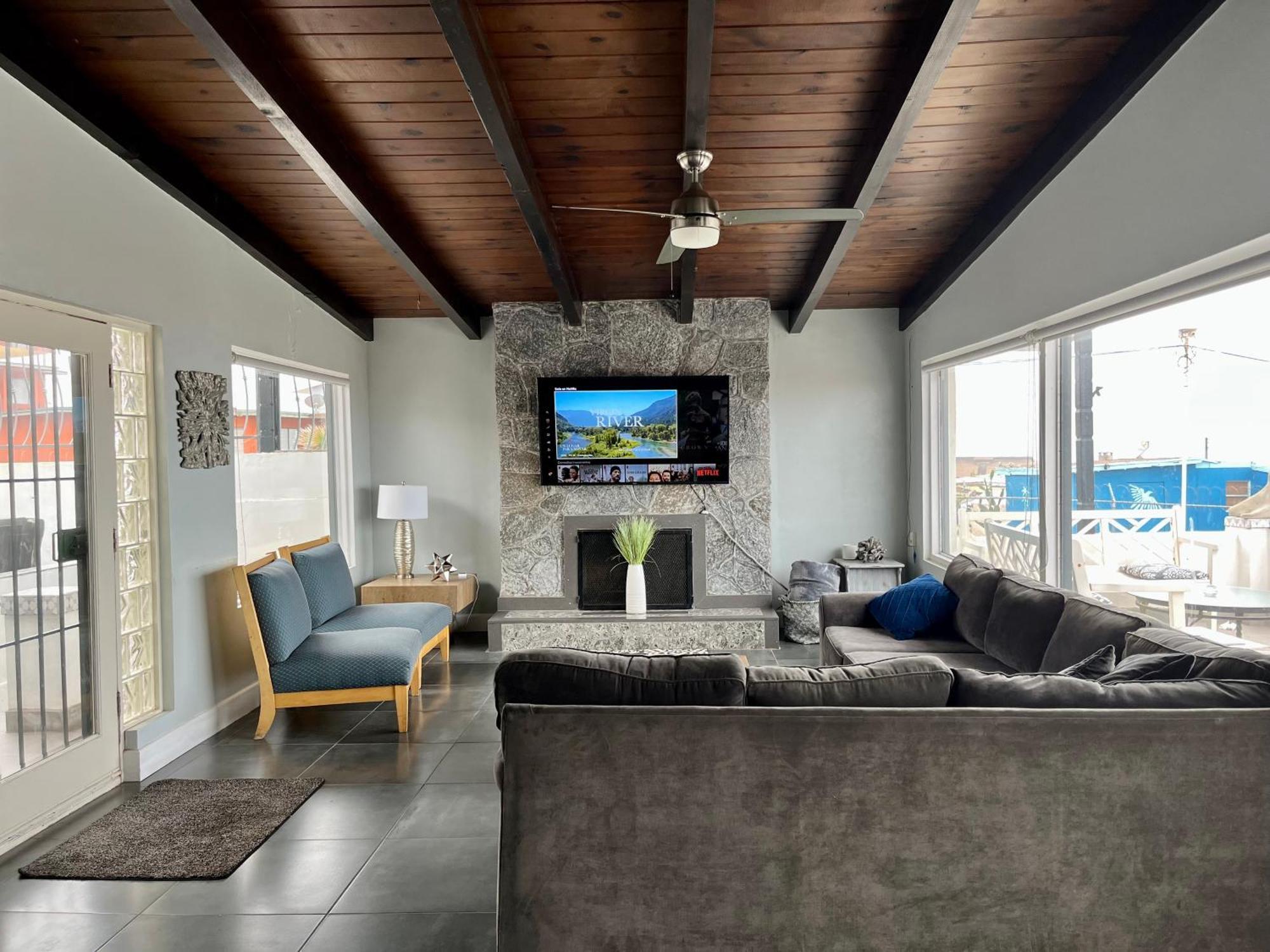 House Sleeps 14 & Steps To Sandy Mins To Downtown Сasa de vacaciones